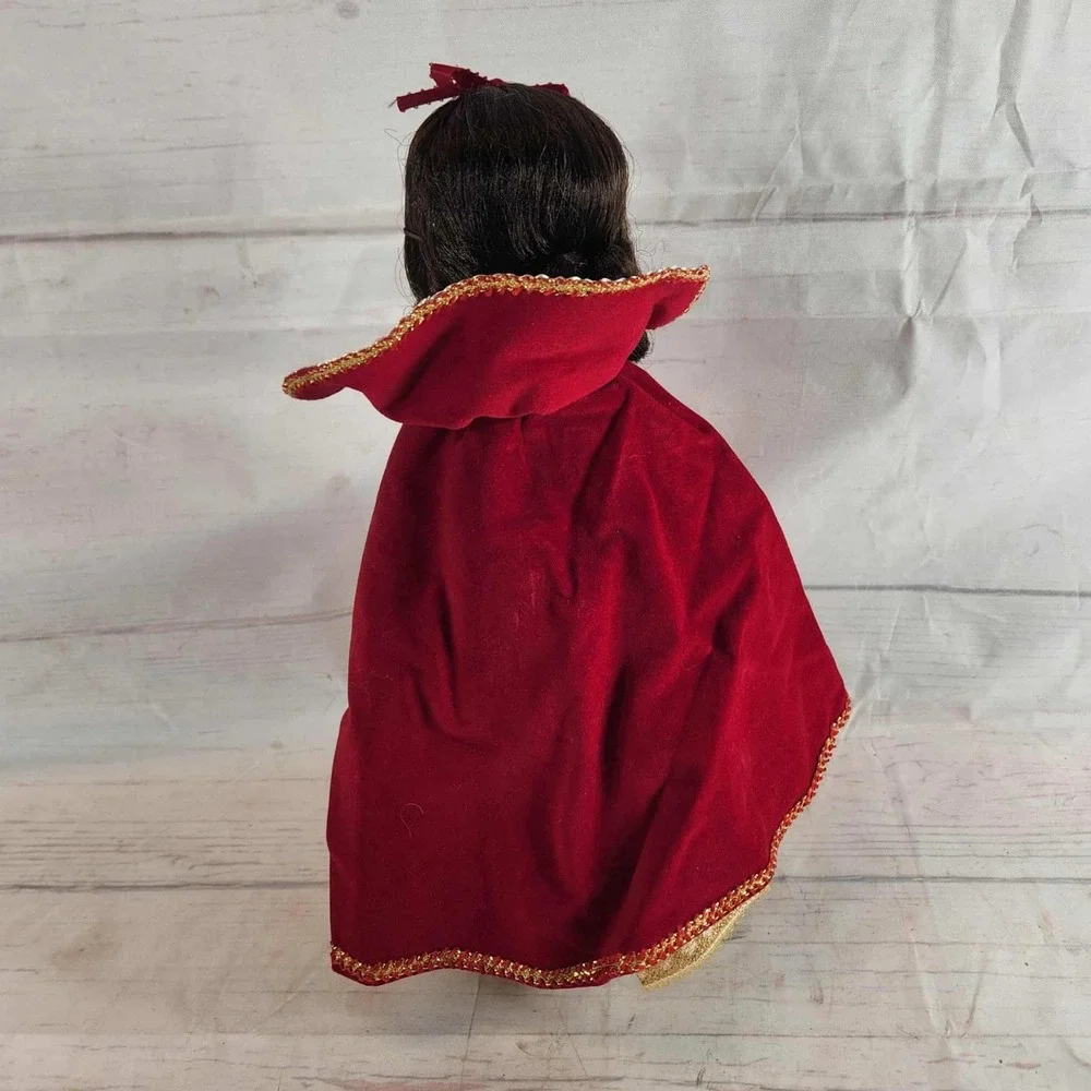 Madame Alexander Snow White‎ Doll Red Cape Gold Dress